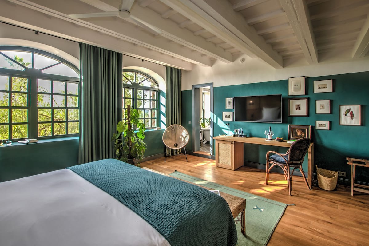 Premium suite (Santa Ponsa Suite Prestige) | Luxe beddengoed, donsdekens, een minibar, een kluis op de kamer