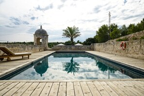 Innenpool, Außenpool, geöffnet von 10:00 Uhr bis 20:00 Uhr, Liegestühle