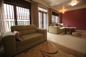 家庭公寓, 3 間臥室 | 客廳 | 32 吋平面電視連衛星電視頻道、電視