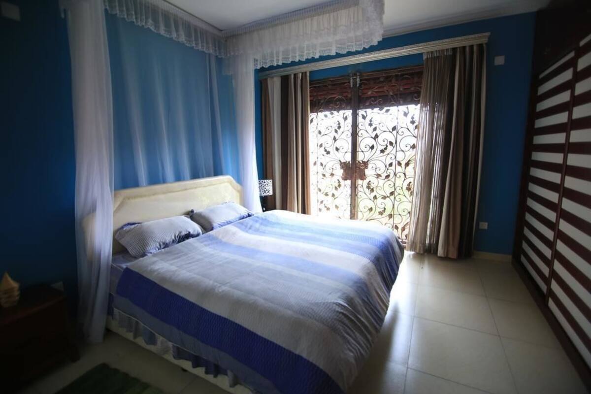 Business Apartment, 3 Bedrooms | 3 bilik tidur, meja, langsir/tirai gelap terus, seterika/papan seterika 