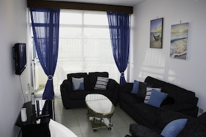 Departamento, 2 habitaciones (Enaerios Town Center) | Área de sala de estar | Televisión