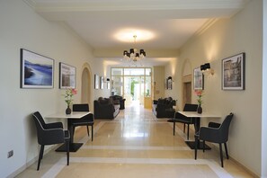 Lobby sitting area - Mythos Residence (Rethymno)
