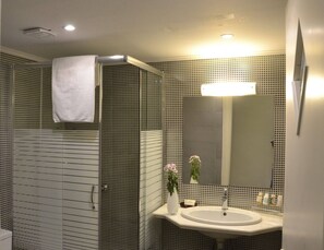 House (Mythos) | Bathroom | Shower, free toiletries, hair dryer, slippers