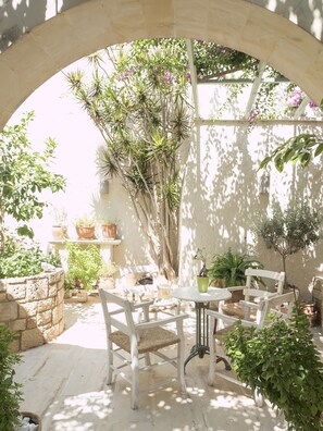 Terrace/patio - Mythos Residence (Rethymno)