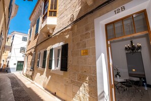 Property entrance - Divina Suites Hotel Boutique Adults Only (Ciutadella de Menorca)