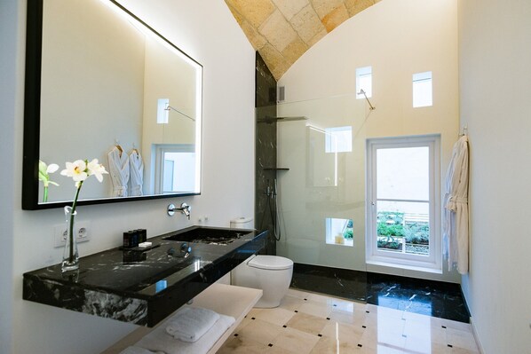 Deluxe Suite, Terrace | Bathroom | Shower, rainfall showerhead, designer toiletries, hair dryer - Divina Suites Hotel Boutique Adults Only (Ciutadella de Menorca)