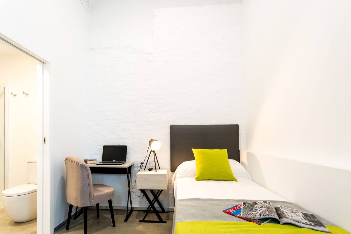 Eenpersoonskamer | Donsdekens, een kluis op de kamer, een bureau, verduisterende gordijnen