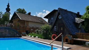 Piscina coberta i piscina a l'aire lliure