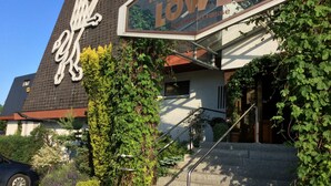 Ein Gebäude mit einem Schild, auf dem „Hotel Owen“ steht, und einer Treppe, die zum Eingang führt.
