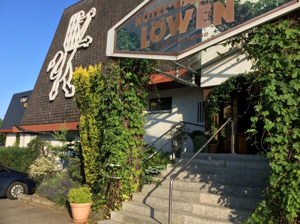 A building with a sign reading "Hotel Owen" and a staircase leading to the entrance. - Hotel Gasthof Löwen (Mainhardt)