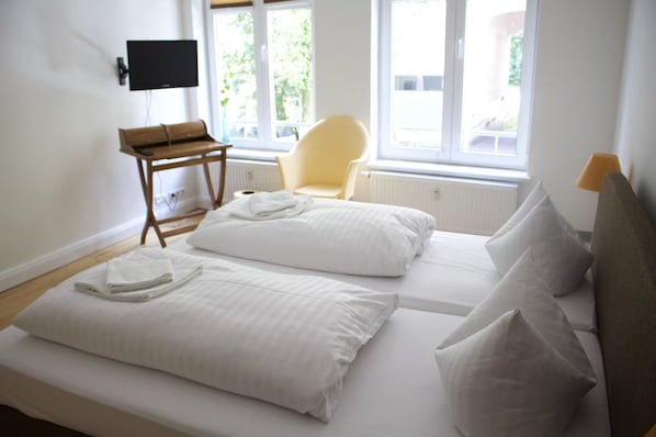 Doppelzimmer, Gemeinschaftsbad | Bügeleisen/Bügelbrett, kostenloses WLAN, Bettwäsche