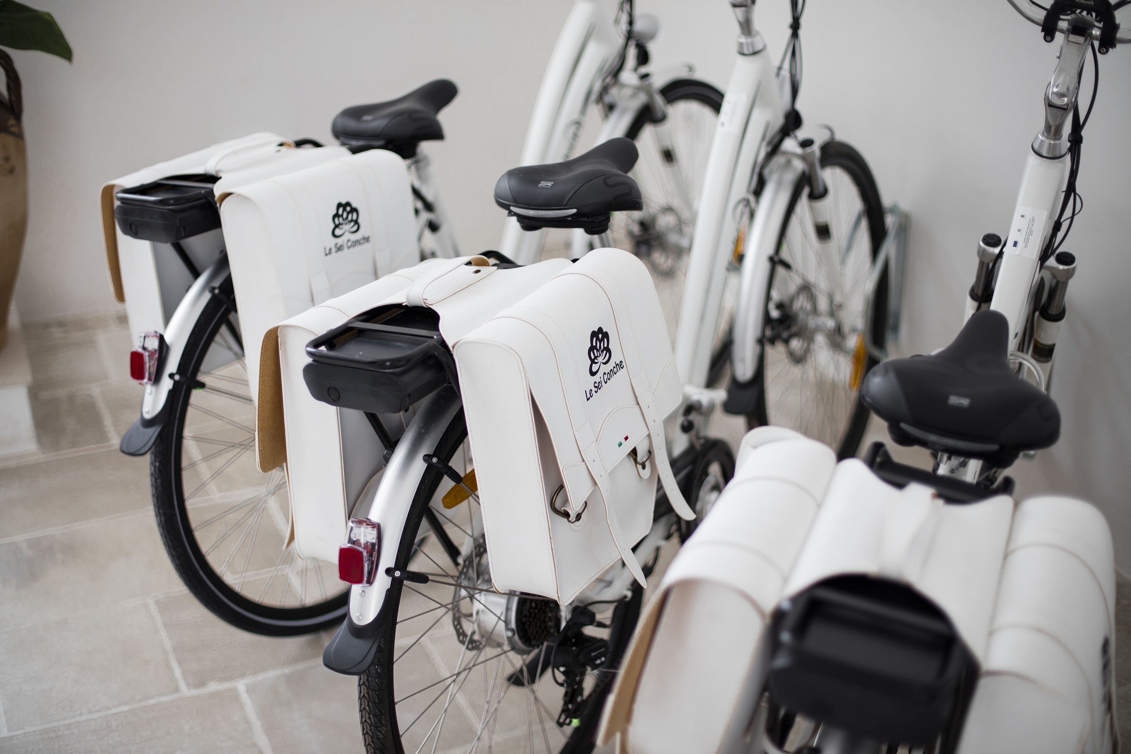 Uma fileira de bicicletas com caixas de armazenamento acopladas, provavelmente para aluguel.