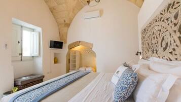 Superior Double Room | Minibar, in-room safe, desk, soundproofing