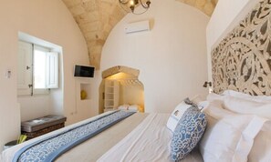 Kahden hengen superior-huone | Minibaari, tallelokero huoneessa, työpöytä, äänieristys