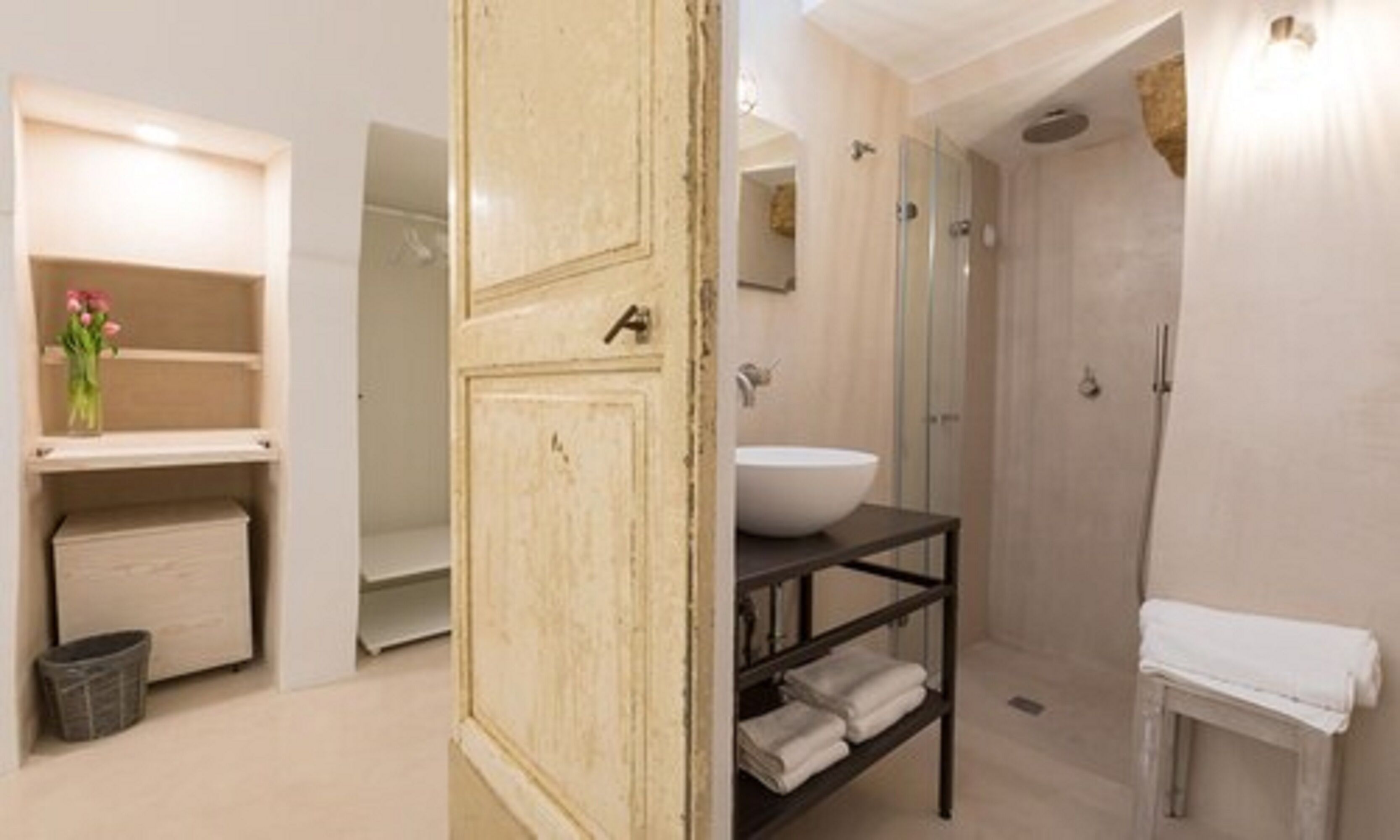 Une salle de bain moderne avec un grand lavabo, une cabine de douche en verre et un porte-serviettes.