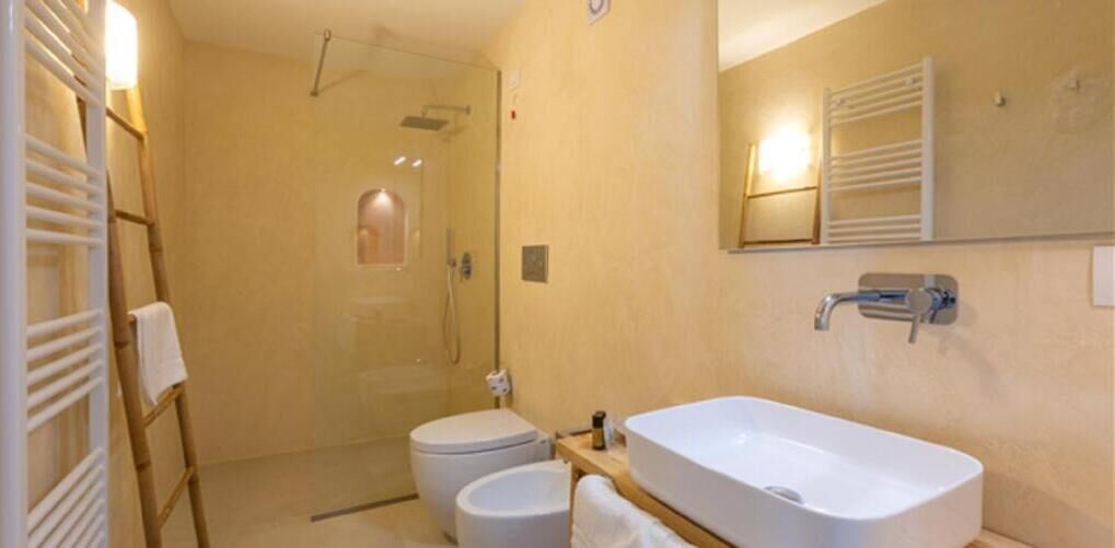 Un baño con bañera, inodoro y ducha.