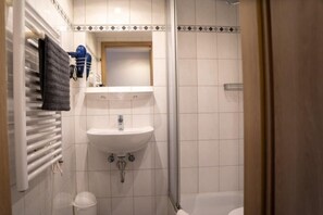 Suihku, hiustenkuivaaja, pyyhkeet, saippua