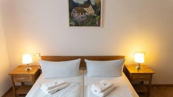 Double Room | Desk, blackout drapes, soundproofing, free cribs/infant beds