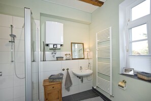 Appartement Romantique, vue jardin | Salle de bain | Douche, sèche-cheveux, serviettes fournies