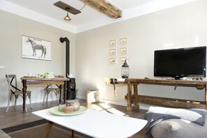 Romantic Apartment, Garden View | Living area | Flat-screen TV - Gutshof Fürstenberg (Fürstenberg)