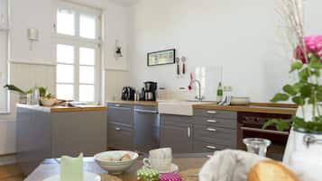 Familie appartement, uitzicht op tuin | Privékeuken | Een koelkast/vriezer, een oven, een kookplaat