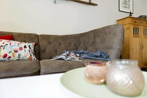 Romantic Apartment, Garden View | Living area | Flat-screen TV - Gutshof Fürstenberg (Fürstenberg)