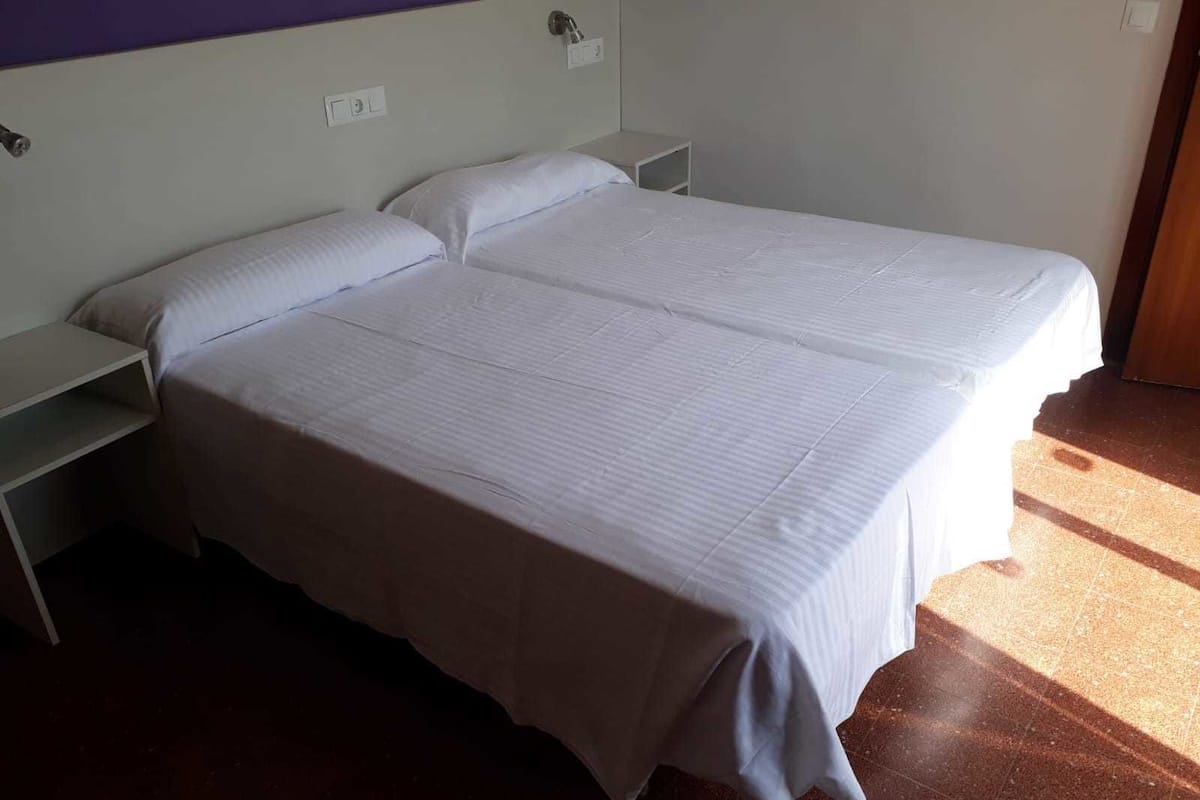 Chambre Double ou avec lits jumeaux, 1 lit double ou 2 lits jumeaux | Fer et planche Ă repasser, Wi-Fi, draps fournis