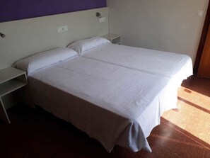 Tabla de planchar con plancha, wifi y ropa de cama 