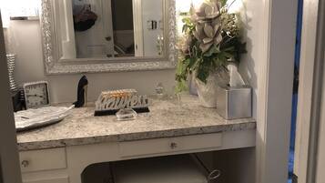 Buồng tắm vòi sen, đồ dùng nhà tắm miễn phí, máy sấy tóc, khăn tắm