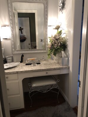 Shower, free toiletries, hair dryer, towels - Sweatt Estates (Columbia)