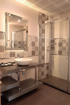 Shower, free toiletries, hair dryer, slippers - Avrasya Port Hotel (Istanbul)