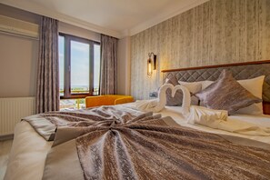 Double Room, Sea View | 1 bedroom, minibar, in-room safe, desk - Avrasya Port Hotel (Istanbul)