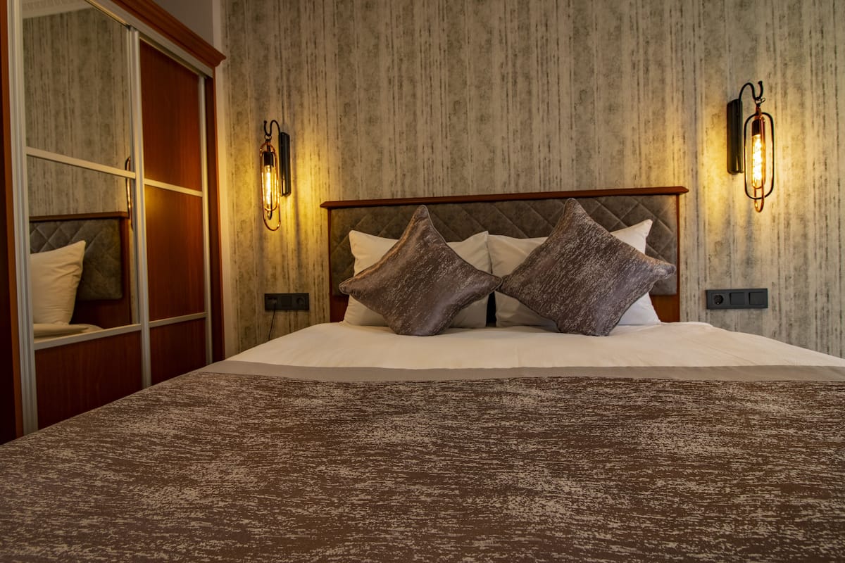 Double Room | 1 bedroom, minibar, soundproofing, iron/ironing board (on request)