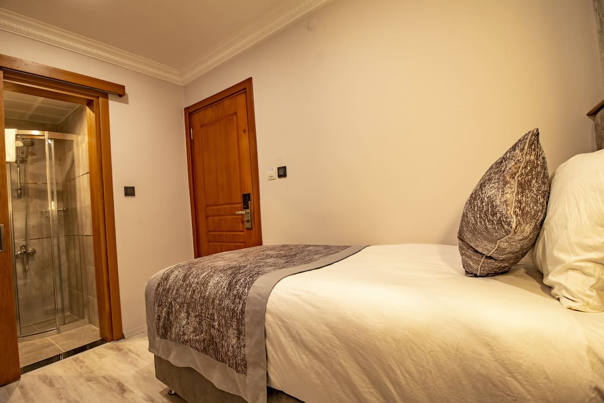 Economy Single Room (No Window) | 1 bedroom, minibar, soundproofing, iron/ironing board (on request)