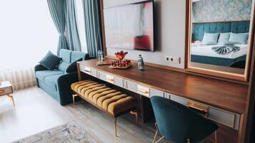 Deluxe Suite | 1 bedroom, minibar, in-room safe, desk