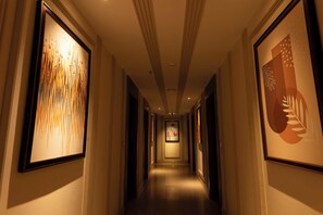 Club Royal | Living area | Fireplace - New Hotel Broadway (Varanasi)