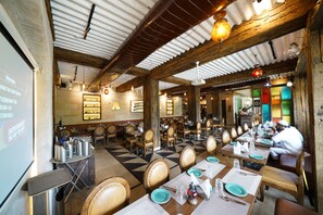 Restaurant - New Hotel Broadway (Varanasi)