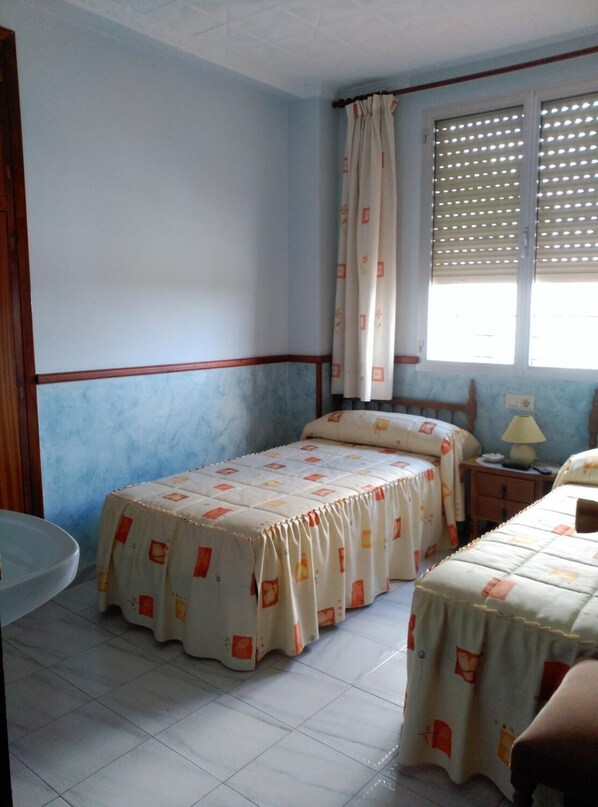 Bügeleisen/Bügelbrett, kostenloses WLAN, Bettwäsche