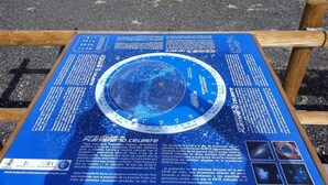 A celestial planisphere with a central star map and explanatory text. - Pension Ruda (Hinojosa del Duque)