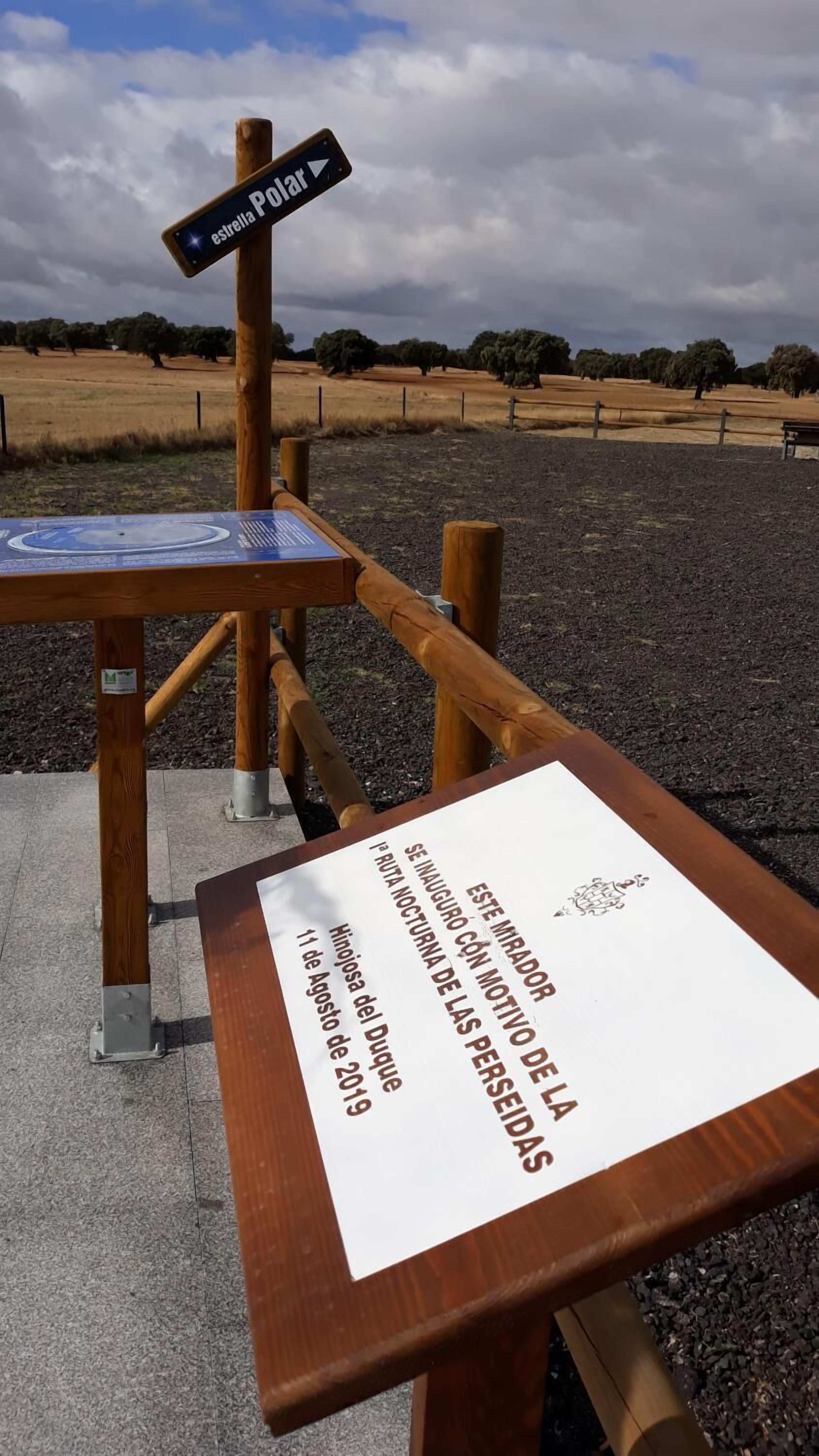 A wooden bench with a sign indicating a historical event related to the Duque family.