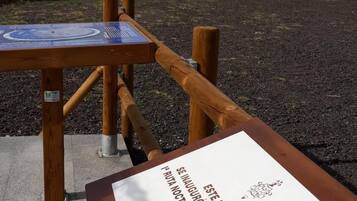 A wooden bench with a sign indicating a historical event related to the Duque family.