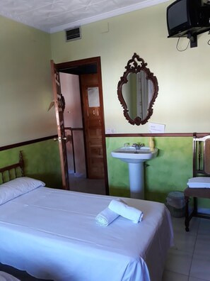 Iron/ironing board, free WiFi, bed sheets - Pension Ruda (Hinojosa del Duque)