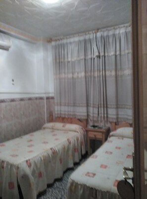 Iron/ironing board, free WiFi, bed sheets - Pension Ruda (Hinojosa del Duque)