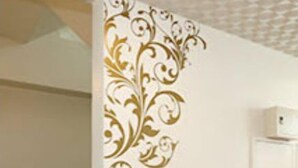 A staircase with a handrail and a wall with a decorative gold pattern. - Yilan Jimmy Villa (Yilan)