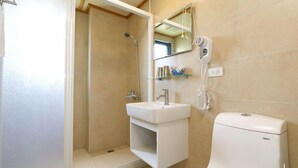A bathroom with a shower, sink, and toilet. - Yilan Jimmy Villa (Yilan)