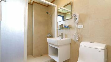 Shower, perlengkapan mandi gratis, pengering rambut, dan sandal