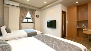 A hotel room with two beds, a TV, an air conditioning unit, and wooden furniture. - Yilan Jimmy Villa (Yilan)