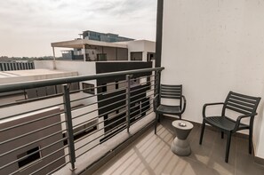 Executive Two Bedroom Apartment | Balcone
