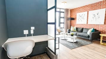 Executive Two Bedroom Apartment | Wohnbereich | Flachbildfernseher