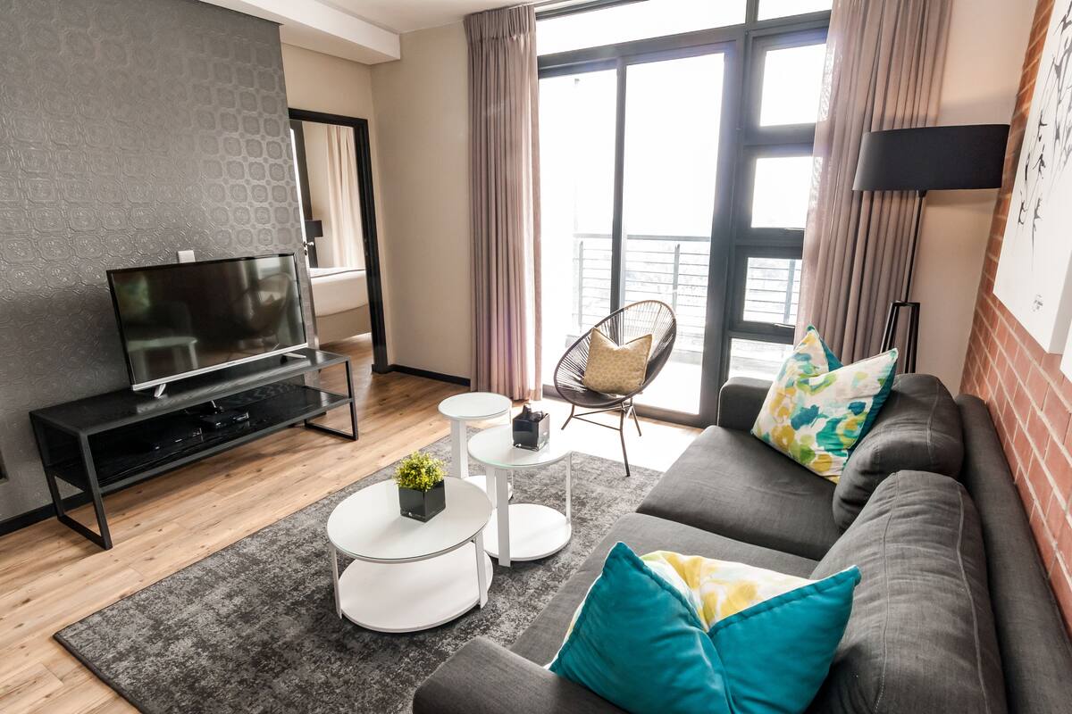 Executive Two Bedroom Apartment | Área de sala de estar | Televisión de pantalla plana